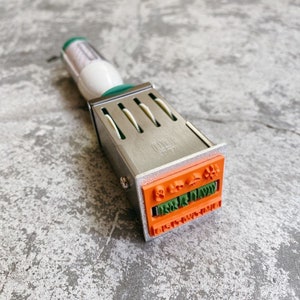SANBY x Mizushima: datumstempel
