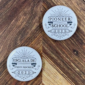 JW Pioneer School 2025 - Épingles à boutons ou aimants de 1,25 po.