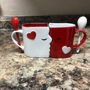 Schattige 13 oz Kissing Mug Set Rood en Wit met theelepels Verjaardag, Valentijnsdag, Galentine&#39;s Day, Bruiloft, Verjaardag