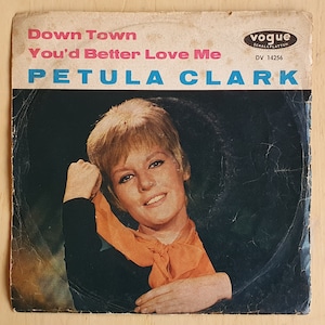 Peut inclure: Un disque vinyle vintage de Petula Clark, avec les chansons "Down Town" et "You'd Better Love Me". Le disque est dans une pochette noire avec une photo de Petula Clark sur le devant.