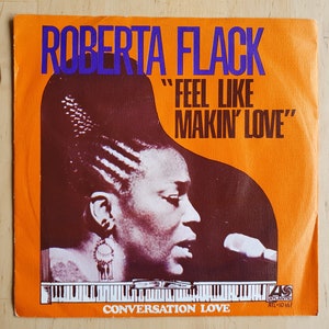 Può includere: Copertina di un album arancione con un ritratto di Roberta Flack. Il testo "Roberta Flack" è in blu, con il titolo dell'album "Feel Like Makin' Love" in arancione. Le parole "Conversation Love" sono in basso.