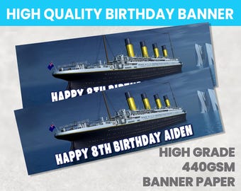 Peut inclure: Deux bannières d'anniversaire bleues et blanches représentant un navire avec des accents jaunes. Le texte sur les bannières indique "Happy 8th Birthday Aiden". Les bannières sont en papier de bannière de haute qualité 440 g/m².