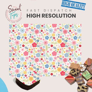Peut inclure: Un fond blanc avec un motif répétitif de fleurs et de feuilles colorées. Le texte "Sweet Tops" est dans un cercle avec un fond bleu. Le texte "Personalized Cake Toppers" est dans un cercle avec un fond blanc. Le texte "Fast Dispatch" et "High Resolution" sont en texte noir. Le texte "High Quality" est dans un rectangle bleu avec une bordure blanche.