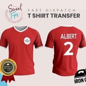 Pode incluir: Camiseta vermelha com acabamento branco e gola em V. A parte de trás mostra "ALBERT" e o número "2" em branco. A frente tem um logotipo circular. O texto na imagem inclui "FAST DISPATCH" e "T SHIRT TRANSFER".