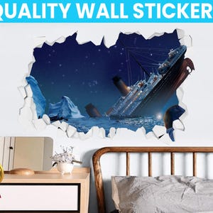 Peut inclure: Un autocollant mural représentant un grand navire coulant dans l'océan. Le navire est partiellement submergé, la proue pointant vers le haut. L'arrière-plan est un ciel bleu foncé avec des étoiles. L'autocollant est conçu pour donner l'impression que le navire traverse un mur.