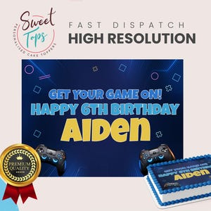 Puede incluir: Un adorno para pastel con el texto "GET YOUR GAME ON! HAPPY 6TH BIRTHAY AIDEN" sobre un fondo azul con mandos de juego. La imagen también incluye un pastel con el mismo diseño y un sello dorado.