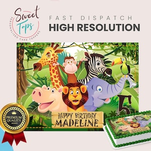 Puede incluir: Un topper para pastel con temática de selva con una jirafa, cebra, elefante, león, mono y un número 5. El topper tiene un fondo verde con hojas y enredaderas. El texto "Happy Birthday Madeline" está impreso en el topper.