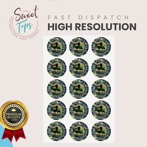 Könnte beinhalten: Zwölf runde essbare Tortenaufleger mit Tarnmuster und dem Text "Happy 7th Birthday" in Blau.