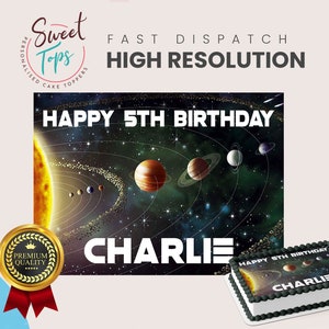 Puede incluir: Un topper de pastel en blanco y negro con un tema espacial. El topper presenta un sistema solar con planetas y estrellas. El texto "HAPPY 5TH BIRTHDAY CHARLIE" está impreso en el topper.