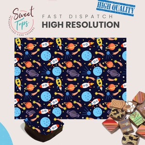Könnte beinhalten: Ein Blatt essbares Kuchen-Topper-Papier mit einem sich wiederholenden Muster aus Raketen, Planeten, Sternen und Sternschnuppen auf dunkelblauem Hintergrund. Der Text "Sweet Tops" ist in einem Kreis oben im Bild sichtbar.