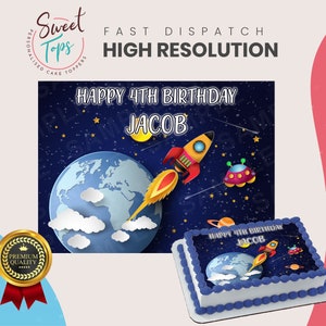 以下が含まれることがあります： ロケットが青と緑の地球のそばを飛んでいる、青と白のケーキトッパー。トッパーには「Happy 4th Birthday Jacob」の文字が印刷されています。