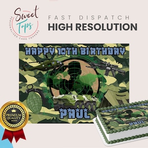 Könnte beinhalten: Ein grüner, brauner und schwarzer Tarnkappen-Kuchentopper mit dem Text "Happy 10th Birthday" und einer Soldaten-Silhouette. Der Kuchentopper zeigt außerdem einen Hubschrauber, eine Granate, ein Gewehr und einen Panzer. Der Text "Paul" ist in Blau am unteren Rand des Kuchentoppers geschrieben.