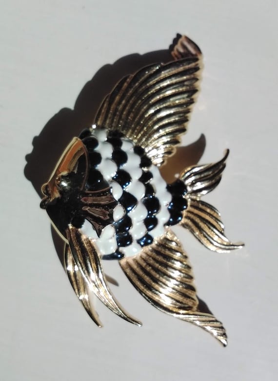 Angelfish brooch in enamel and gold metal, 70s // 
