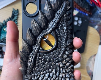 3D Dragon Eye iPhone 17-hoesje: handgemaakte fantasiehoes van polymeerklei