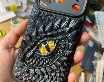 3D Dragon Eye iPhone 17 Pro-hoesje: handgemaakte fantasiehoes van polymeerklei