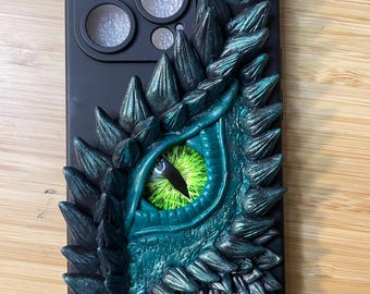 3D Dragon Eye iPhone 14/15/16 Pro-hoesje: handgemaakte polymeerklei Fantasy Art