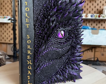 met de hand gevormd 3D-drakenoogdagboek met een ringband en goudkleurige naam in reliëf