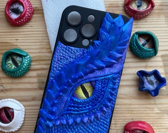 Handgemaakte 3D Dragon Eye iPhone 15 Pro Max-hoes: polymeerklei Fantasy-hoes