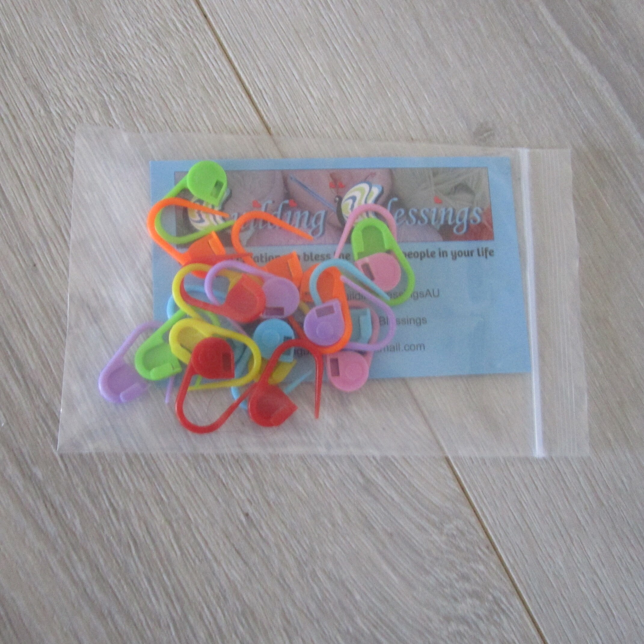 STITCH MARKERS, Lockable Plastic Stitch Markers, Rainbow Colours, 20pcs