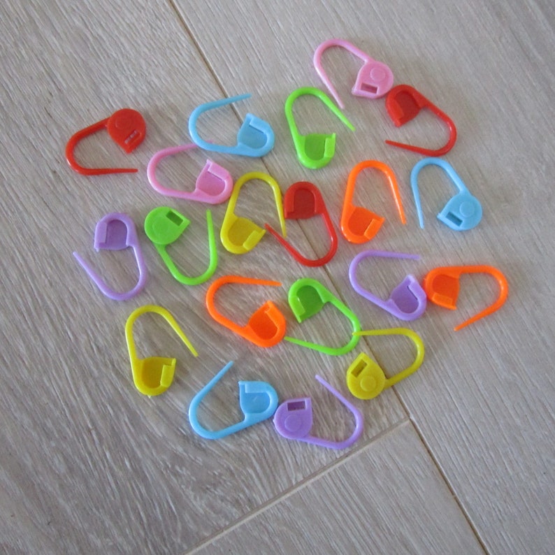 STITCH MARKERS, Lockable Plastic Stitch Markers, Rainbow Colours, 20pcs