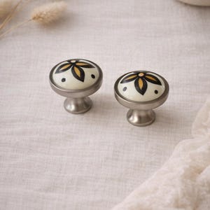 Pomello per mobile con fiore giallo dipinto a mano – Pomello per mobile in ceramica e nichel satinato – Maniglia per cassetto floreale in stile vintage – Design di Betsy Fields