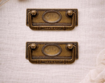 Tirador de estilo federal – Tirador de cajón de latón antiguo (3,75", 2,5" entre centros)