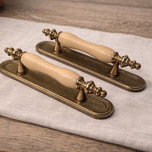 Poignée de tiroir vintage en laiton et porcelaine – Poignée de meuble 5,5 po. – 3 po. centre à centre –