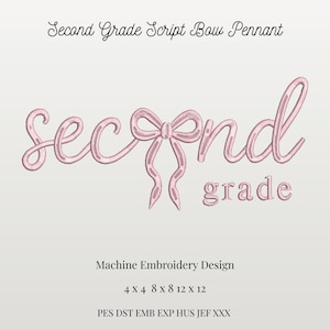 Può includere: Un disegno per ricamo a macchina con il testo Second Grade Script Bow Pennant in alto. La grafica centrale mostra la parola second con un fiocco rosa che sostituisce la lettera o, seguita dalla parola grade in lettere corsive rosa.