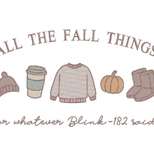 Może przedstawiać: Haftowany wzór z motywami jesiennymi: czapka, kubek do kawy, sweter, dynia i buty. Tekst "ALL THE FALL THINGS" znajduje się nad obrazami, a pod nim "or whatever Blink-182 said". Paleta kolorów obejmuje stonowane brązy i beże.