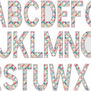 Könnte beinhalten: Ein komplettes Großbuchstaben-Alphabet, jede Buchstabe mit einem farbenfrohen Stoffmuster gestaltet. Die Buchstaben sind hellrosa umrandet, und das Innere jedes Buchstabens ist mit einem sich wiederholenden blattartigen Design gefüllt.