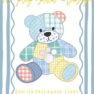 Pode incluir: Um design de urso de pelúcia patchwork em tons de azul, amarelo e pêssego. O urso tem uma aparência acolchoada com vários padrões. O texto "A Gray Stitch + Design" e "Quilted Patchwork Teddy" são exibidos.