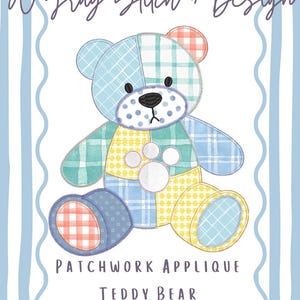 Peut inclure: Un motif d'ours en peluche appliqué en patchwork avec un motif à carreaux bleu, vert, jaune et orange. Le texte "A Gray Stitch + Design" et "Patchwork Applique Teddy Bear" est affiché sur un fond rayé.