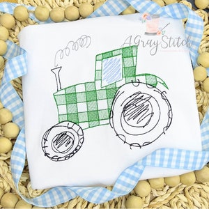 Könnte beinhalten: Grüner und weißer karierter Traktor mit schwarzen Rädern und weißem Hintergrund. Der Traktor hat einen kleinen Schornstein, aus dem Rauch kommt.