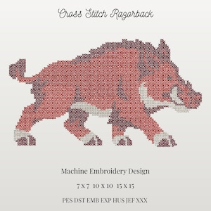 Può includere: Un motivo a punto croce raffigurante un cinghiale nei toni del rosso e del marrone scuro con zanne bianche. Il testo recita Cross Stitch Razorback, Machine Embroidery Design, 7 X 7 10 X 10 15 X 15, e PES DST EMB EXP HUS JEF XXX.