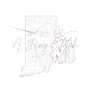 以下が含まれることがあります： 内側に点描模様のある、ロードアイランド州の白いアウトライン。アウトラインは薄いピンクの糸で縫われています。背景には「A Gray Stitch and Design」というテキストがあります。