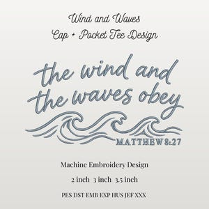 Könnte beinhalten: Ein Stickdesign mit dem Text "the wind and the waves obey" über stilisierten Wellen. Das Design enthält den Text "MATTHEW 8:27" und ist ein "Cap + Pocket Tee Design". Erhältlich in den Größen 5.08cm, 7.62cm und 8.89cm.