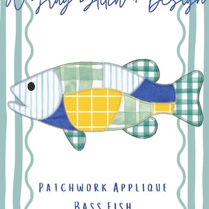 Może przedstawiać: Aplikacja patchworkowa przedstawiająca bass rybę z różnymi wzorami i kolorami, w tym niebieskie paski, zielona krata i żółte kwadraty. Projekt jest umieszczony na tle w paski i zawiera tekst "A Gray Stitch + Design" i "Patchwork Applique Bass Fish".