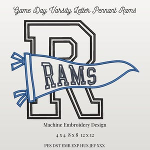 Op de afbeelding: Een machineborduurontwerp met een grote zwart-wit omlijnde letter R achter een witte wimpel met een blauwe rand. Het woord RAMS is in het blauw op de wimpel geborduurd. De tekst bevat Game Day Varsity Letter Pennant Rams, Machine Embroidery Design, 4x4 8x8 12x12 en de bestandsformaten PES DST EMB EXP HUS JEF XXX.