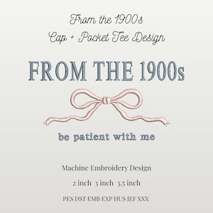 Op de afbeelding: Lichtbeige achtergrond met tekst en een strikdesign. De tekst luidt "From the 1900s Cap + Pocket Tee Design" en "FROM THE 1900s" in blauw. Onder de strik staat de zin "be patient with me".