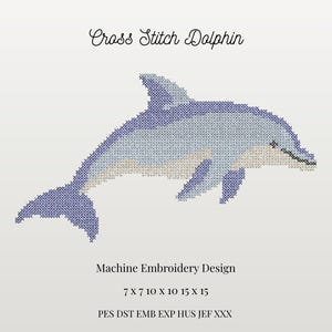 Op de afbeelding: Een digitaal borduurontwerp voor de machine met een dolfijn in kruissteekstijl in blauwe, lichtblauwe en crèmekleurige tinten. De tekst luidt Cross Stitch Dolphin, Machine Embroidery Design, 7 X 7 10 X 10 15 X 15 en PES DST EMB EXP HUS JEF XXX.