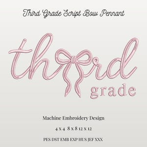 Puede incluir: Un diseño de bordado a máquina con el texto Third Grade Script Bow Pennant. La palabra third está escrita en una fuente cursiva rosa claro con un lazo que reemplaza la letra i. La palabra grade está en una fuente rosa claro a juego debajo.