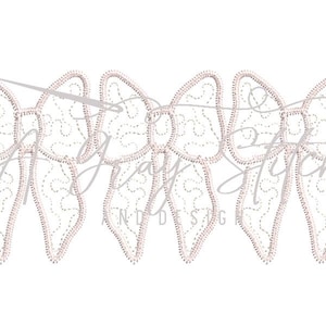 Puede incluir: Una fila de cuatro lazos bordados blancos con un delicado patrón floral. Los lazos están dispuestos horizontalmente y son perfectos para agregar un toque de elegancia a cualquier proyecto.