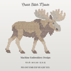 Könnte beinhalten: Ein Kreuzstich-Elch-Maschinenstickmuster, das einen beigen und braunen Elch mit großem Geweih zeigt. Der Text lautet Cross Stitch Moose, Machine Embroidery Design, 6 x 6 10 x 10 15 x 15 und PES DST EMB EXP HUS JEF XXX.