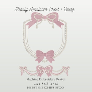 Pode incluir: Ilustração de um design de bordado à máquina com um design de brasão e swag. O design inclui um laço rosa, uma moldura forrada de pérolas e um swag decorativo com laços e pérolas. O texto "Pearly Heirloom Crest + Swag" está no topo.
