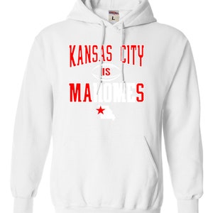 Puede incluir: Sudadera con capucha blanca con texto rojo que dice "Kansas City is Mahomes" con un gr&aacute;fico de f&uacute;tbol y una estrella roja sobre un contorno blanco del estado de Misuri.