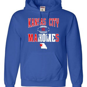 Puede incluir: Sudadera con capucha azul real con un gr&aacute;fico blanco que dice "Kansas City is Mahomes" con un bal&oacute;n de f&uacute;tbol y el estado de Misuri con una estrella roja.