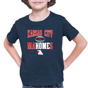 K&ouml;nnte beinhalten: Ein marineblaues T-Shirt mit einer wei&szlig;en Grafik, auf der "Kansas City is Mahomes" steht, mit einer Football-Grafik und einem roten Stern &uuml;ber dem Umriss des Bundesstaates Missouri.
