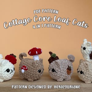 Op de afbeelding: Vier gehaakte pluche katten in broodvorm, elk met unieke accessoires zoals paddenstoelen, appels en eikels. De tekst luidt: PDF PATTERN Cottage Core Loaf Cats 4 IN 1 PATTERN. PATTERN DESIGNED BY: HEKLEGURIANE. De katten zijn wit, beige en bruin.