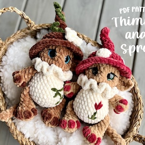 Pode incluir: Duas bonecas de pelúcia com tema de cogumelos, Thimble e Sprout, estão em uma cesta de vime. As bonecas têm corpos marrons, golas com babados creme e chapéus de cogumelo vermelhos e marrons. O texto "PDF PATTERN Thimble and Sprout" é visível.