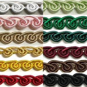 Puede incluir: Primer plano de 12 colores diferentes de ribete decorativo, cada uno con un patrón único. Los colores son blanco, rosa, beige, oro antiguo, oro bandera, rojo, menta, verde kelly, verde oscuro, vino, marrón y negro.